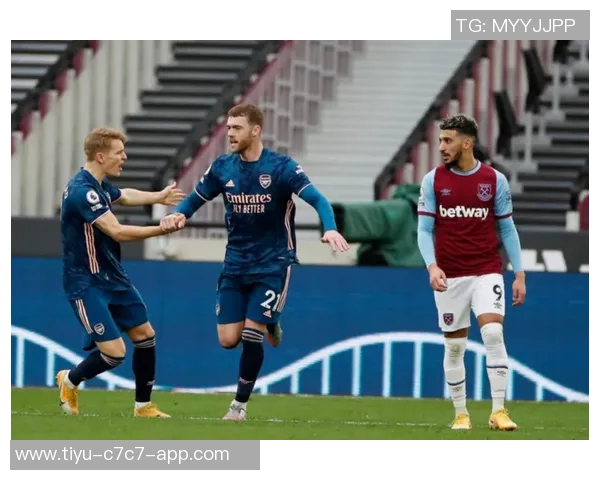 刘浩帆小禁区内解围失误险酿乌龙球队友遭殃令人捏把汗 刘浩帆小禁区内解围失误险酿乌龙球队友遭殃令人捏把汗