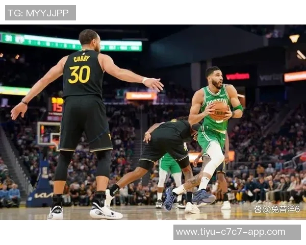 尽管努力拼搏戴维斯全场独得26分11篮板却难阻球队失利 尽管努力拼搏戴维斯全场独得26分11篮板却难阻球队失利