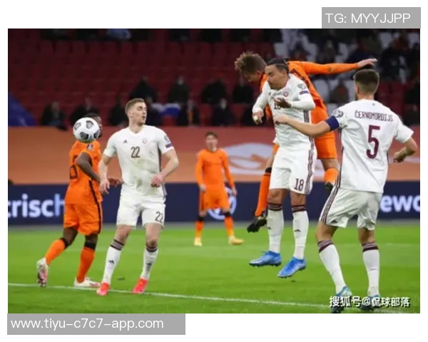 麦肯尼禁区内犹豫不决被断球错失良机